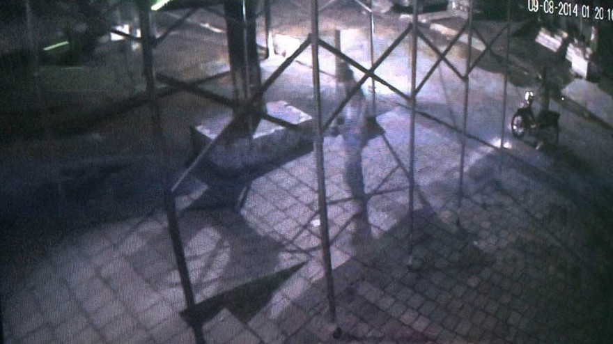 2 đối tượng mặc áo mưa, bịt mặt ném mìn bị camera ghi lại.