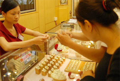 Vàng đồng loạt giảm giá do sức mua yếu