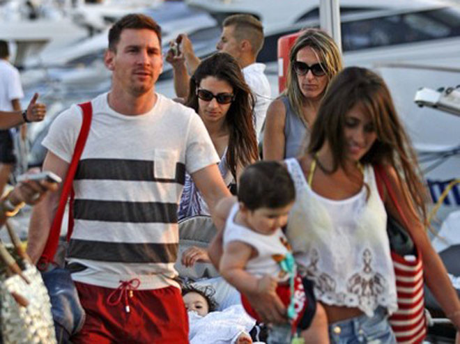 Bạn gái của Messi vừa lên tiếng khen ngợi Cristiano Ronaldo.