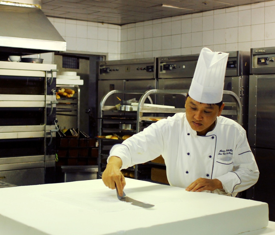 Bánh cưới khổng lồ do Bếp trưởng Bếp bánh Khách sạn Hanoi Daewoo chuẩn bị cho Lễ khai mạc lúc 10h thứ Sáu 15/08. Một nhẫn kim cương giấu trong bánh được dành cho vị khách may mắn.