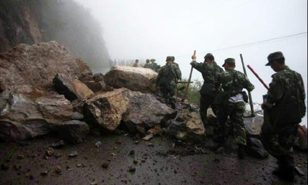 Một con đường bị ảnh hưởng nặng nề của trận động đất. Ảnh: Tân Hoa xã.