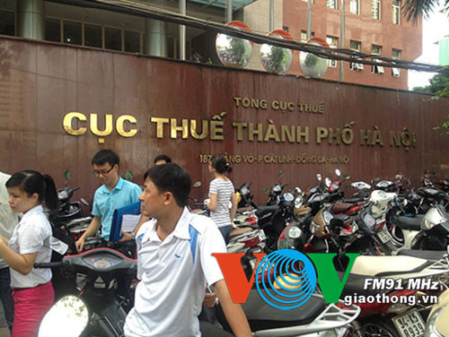 Ngay từ sáng sớm số lượng người đến nộp hồ sơ thi tuyển tại Tổng cục Thuế đã rất đông.