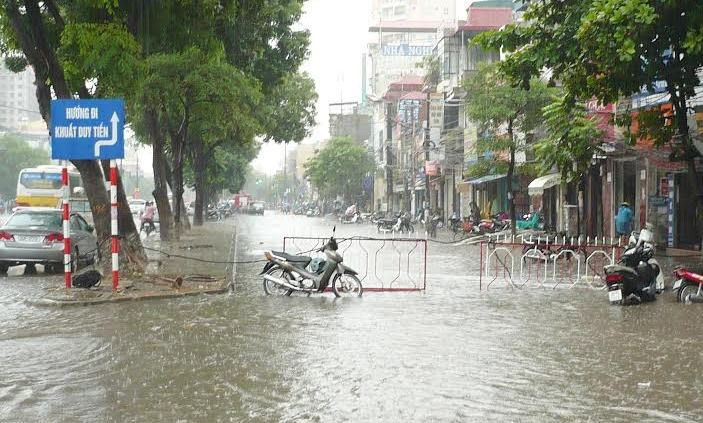 Chủ tich Hà Nội yêu cầu các đơn vị phải ứng trực 24/24h để chống ngập và cảnh báo nguy hiểm. Ảnh: T.Đảng.