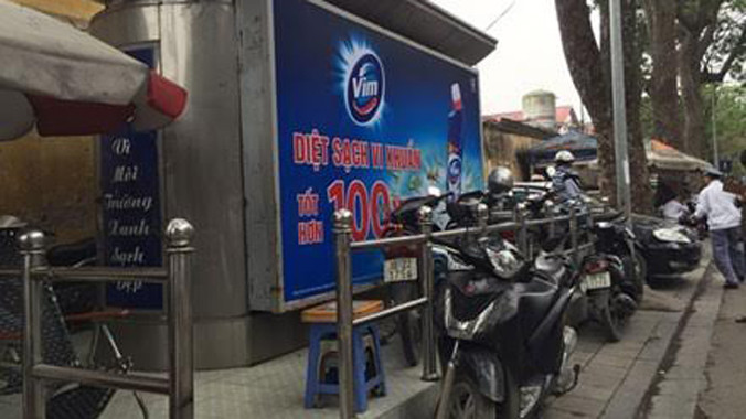 Nhà VSCC của Hà Nội trong tình trạng vừa thiếu vừa bẩn.