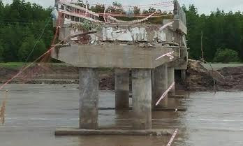 Hiện trường sập cầu Ô Rô.