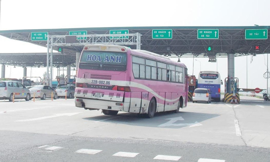 Do chồng chéo và xảy ra nhiều vụ ùn tắc, TNGT nên Tổng Cty VEC đề xuất bỏ trạm thu phí Đại Xuyên. Ảnh: T.Đảng.