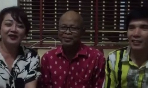 Nghệ sĩ Trà My trong một lần đến thăm nghệ sĩ Hán Văn Tình.