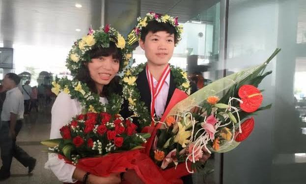 Cô giáo Mai Châu Phương (cô giáo dạy Hóa của Duy) và em Nguyễn Khánh Duy.