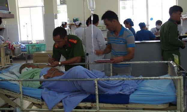 Công an lấy lời khai của nạn nhân để tiến hành điều tra.