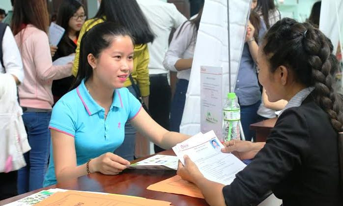 Sinh viên được tư vấn trong ngày hội việc làm.