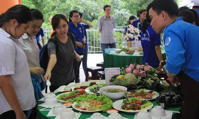 Hội viên, thanh niên thi làm món chay ngon