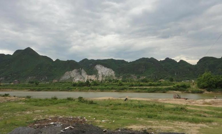 Sông Con nơi xảy ra vụ việc.