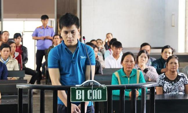 Nguyễn Hữu Toàn trước vành móng ngựa.