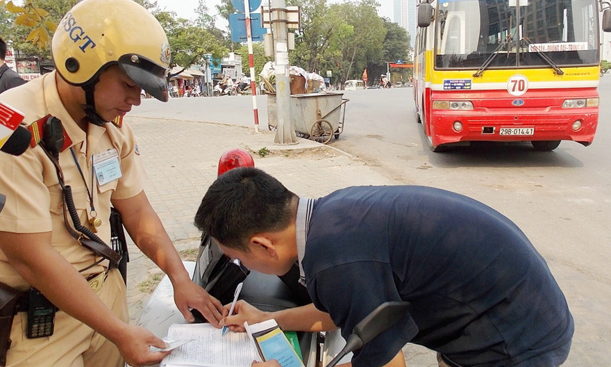 Quy định của Pháp luật không cấm người dân yêu cầu được xem kế hoạch của CSGT. Ảnh: Anh Trọng.