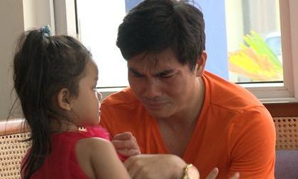 Thành Được bật khóc ngay khi biết bố con diễn viên Hồng Đăng phải ra về.