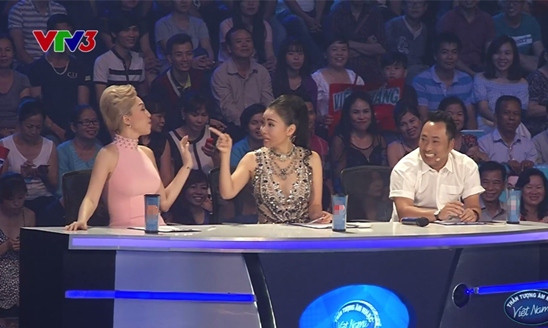 Thu Minh tái diễn hành động của HLV Thanh Lam.