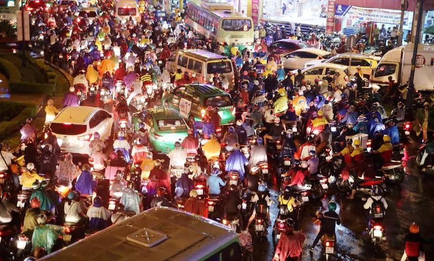 Giao thông hỗn loạn trong cơn mưa tối 26/8. Ảnh: Ngô Bình.