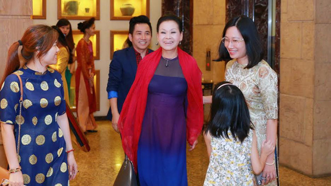 Đáp chuyến bay tới Hà Nội, nữ danh ca Khánh Ly đã dành thời gian tham gia buổi trà đàm “Nhớ mùa thu Hà Nội” cùng với người hâm mộ và báo giới. Đây cũng là liveshow cùng tên của bà sẽ diễn ra vào ngày 26,27/8 tại Nhà hát lớn Hà Nội.