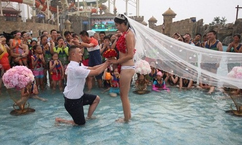 Dùng bikini kết hoa hồng để cầu hôn dưới mưa