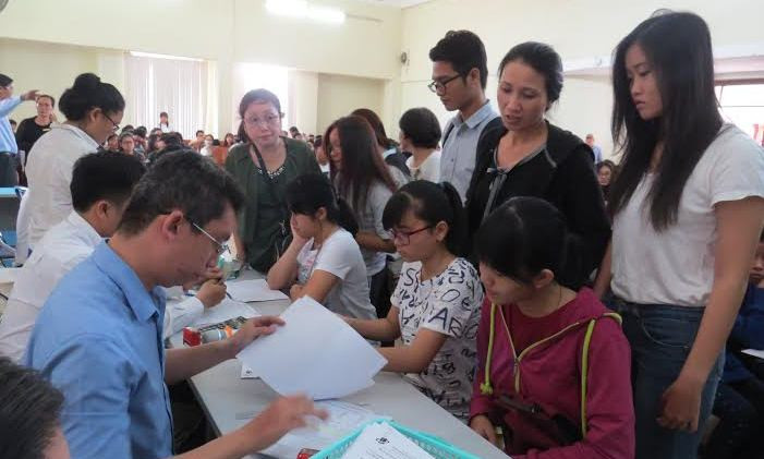 Thí sinh đến nộp giấy chứng nhận kết quả thi và nhập học tại trường ĐH Mở TPHCM. 