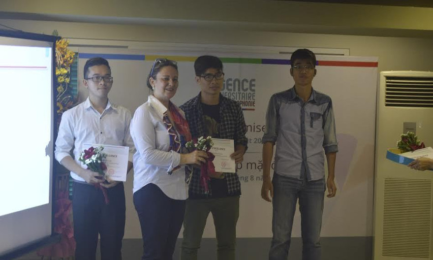 Ba trong số 5 sinh viên nhận học bổng Tài năng năm học 2016-2017.