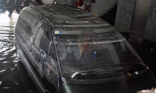 Bùn đất bám đầy ôtô trong tầng hầm một ngân hàng ở Phú Nhuận. Ảnh: Sơn Hòa/VnExpress