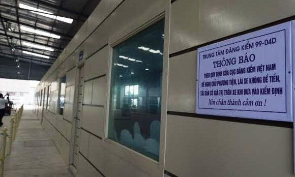 Tấm biển công khai yêu cầu chủ xe, lái xe không để tiền trên xe khi đăng kiểm.