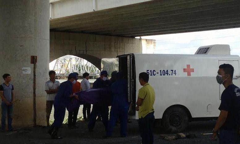 Nạn nhân được đưa về nhà xác.