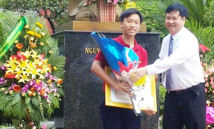 Thanh Chương nhận bằng khen của UBND tỉnh TT-Huế và nhiều phần thưởng có giá trị của các tổ chức, cơ quan, doanh nghiệp trong ngày trở về vinh quang tại quê nhà. 