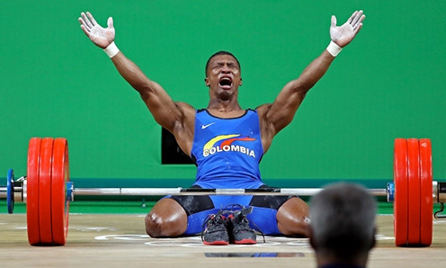 Chiến thắng sau màn đua tranh kịch tính khiến Mosquera không kìm được cảm xúc. Anh quyết định thông báo giải nghệ trên đỉnh cao, ngay sau khi biết đoạt HC vàng. Ảnh: USA Today.