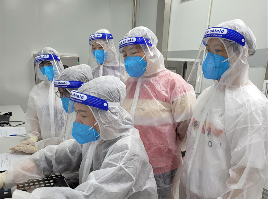 Trắng đêm chạy mẫu xét nghiệm SARS-CoV-2 