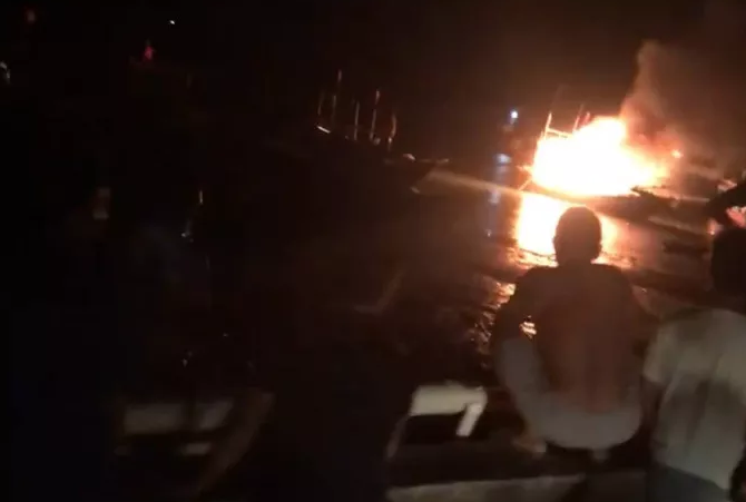 Chiếc tàu cá bất ngờ nổ, cháy khiến 2 người chết, 1 người mất tích và 7 người bị thương. Ảnh: NLĐ