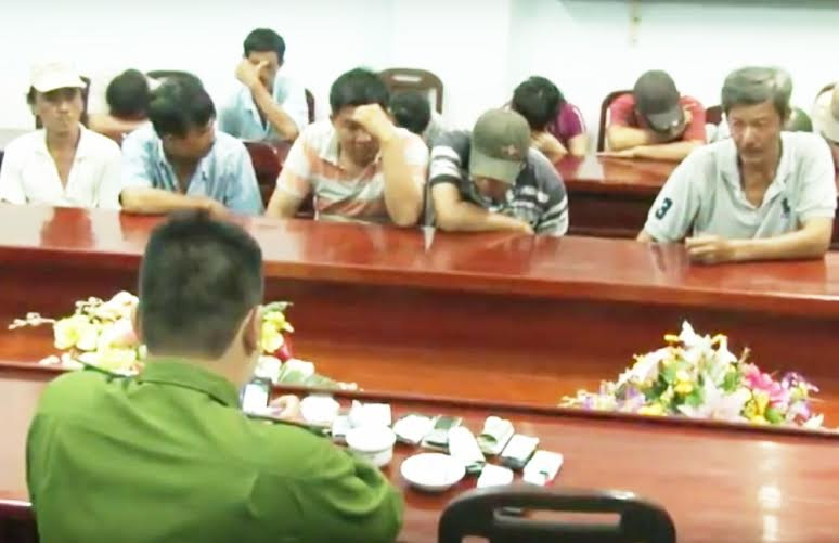 Hàng chục con bạc say sưa sát phạt giữa vườn cây