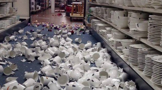 Trận động đất làm nhiều hàng hóa rơi khỏi các kệ hàng. (Nguồn: stuff.co.nz) 