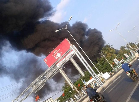 Ngọn lửa bốc lên dữ dội từ công ty bao bì Kim Ngọc Long
