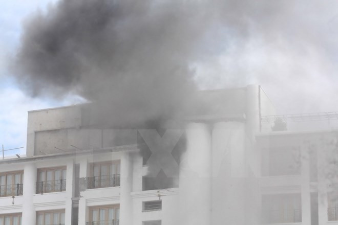 Khói đen bốc cao tại Khách sạn Bavico Plaza Đà Lạt. (Ảnh: Đặng Tuấn/TTXVN) 
