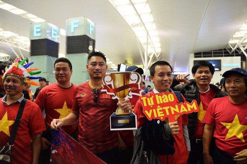 Hàng trăm CĐV vượt 5.400 km sang UAE 'tiếp lửa' cho tuyển Việt Nam