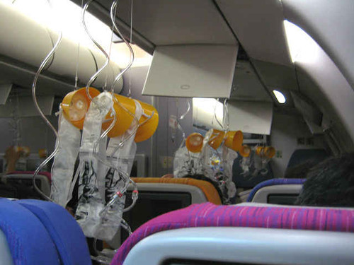 Khi cửa thoát hiểm mở, mặt nạ dưỡng khí sẽ được thả xuống. Ảnh: Thrillist.