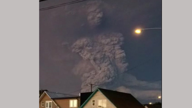 Hình ảnh vị "sơn thần" khổng lồ xuất hiện trên miệng núi lửa.