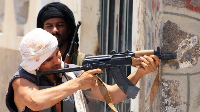 Binh sỹ Yemen làm nhiệm vụ trong cuộc giao tranh với phiến quân Huthi ở thành phố Aden ngày 24/4. Ảnh: AFP/TTXVN.