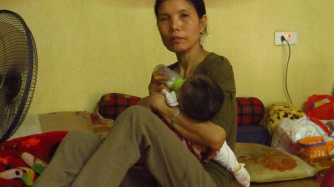 Cháu nhỏ sống sót kì diệu hiện đang được bà ngoại và mọi người trong gia đình chăm sóc cẩn thận.