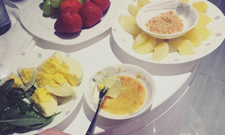 Thực đơn ăn đêm của Ngọc Trinh khiến nhiều người lầm tưởng cô đang mang bầu.