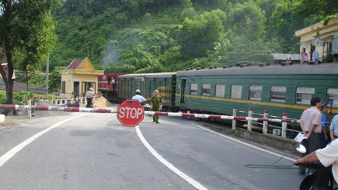 Trong lịch sử, đường sắt không ít lần mua đầu tàu, toa tàu cũ (trong ảnh là một đoàn tàu cũ). Ảnh: Đình Thắng.