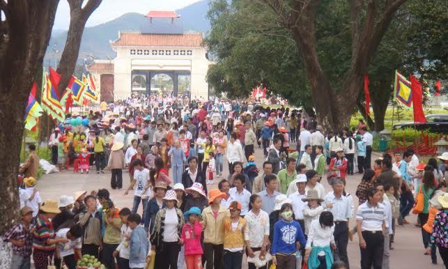 Khuôn viên bảo tàng Quang Trung đông nghịt người.