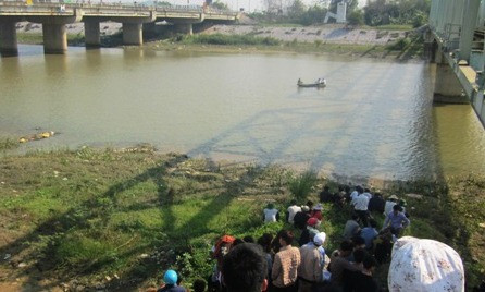 Lực lượng chức năng đang tìm kiếm các nạn nhân. 