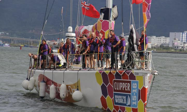 Thuyền đua Derry - Londonderry – Doire tiến vào cảng Đà Nẵng. Ảnh: Thanh Trần. 