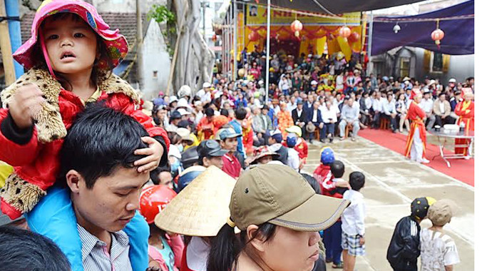 Rất đông người dân đến dự lễ hội và cầu lộc.