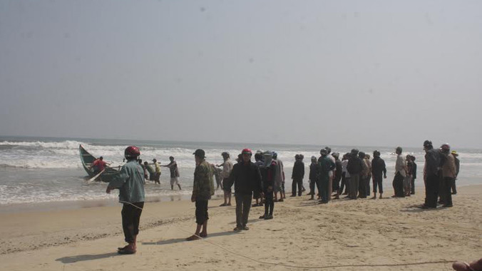 Hàng trăm người dân xã Duy Hải và Bình Nam cùng lực lượng chức năng nỗ lực tìm kiếm thi thể nạn nhân trong những ngày qua.