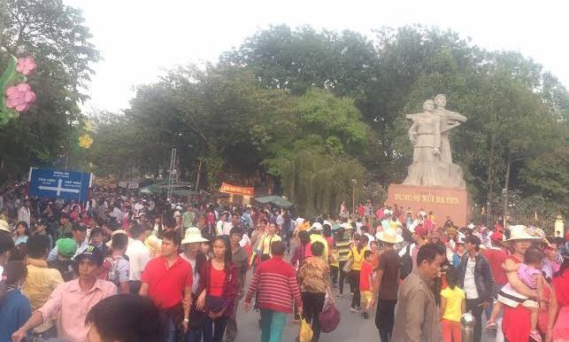 Hàng vạn người đổ về núi Bà Đen hái lộc