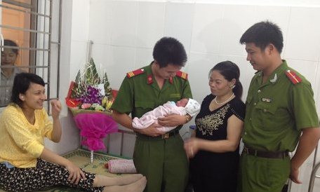 Thiếu úy Nguyễn Văn Tiệp và Thượng sỹ Đoàn Thanh Tùng - người trực tiếp đỡ đẻ cho chị Phương đêm 22/6